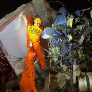 brezilyada otobus kamyon carpismasi 11 olu DJYcatNj