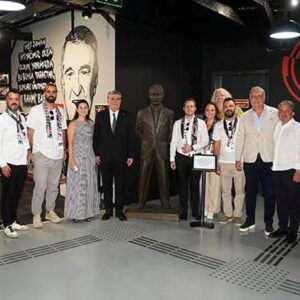 suleyman sebanin heykeli besiktas muzesinde SxgQnlLc