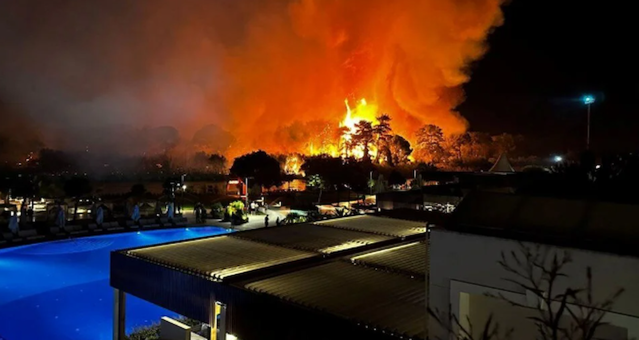 antalya ve mugladaki yangin evlere yaklasti luks otel bosaltildi akFackzI