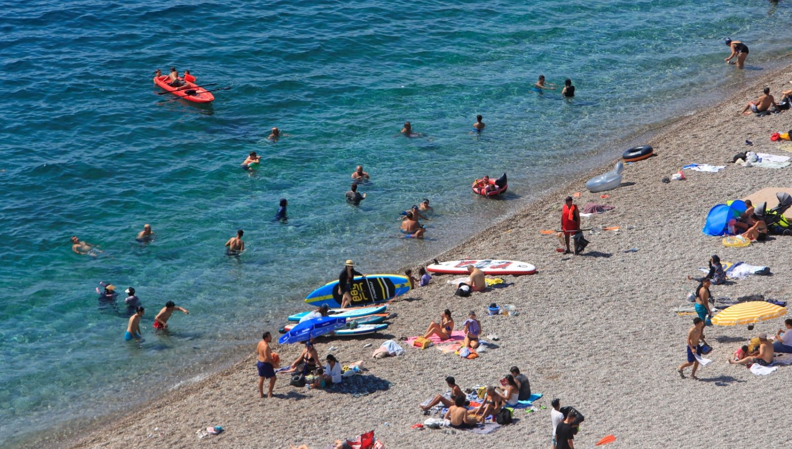 termometreler 37 dereceyi gosterdiantalyada sahiller doldu tasti E2Atie16