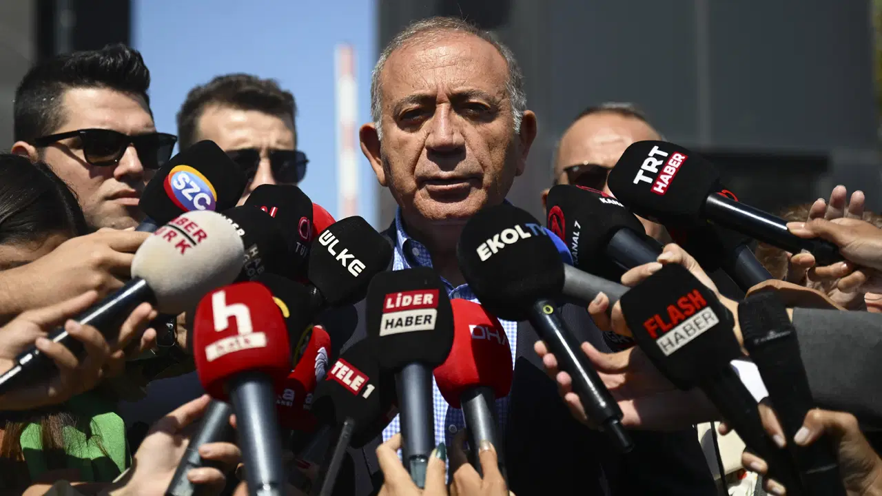 yine chpnin sariyerdeki eski il binasina geldi kayyum gursel tekinden liste aciklamasi arkadaslar binanin temizligini yapmak icin o listeyi vermis Ji8kJegi