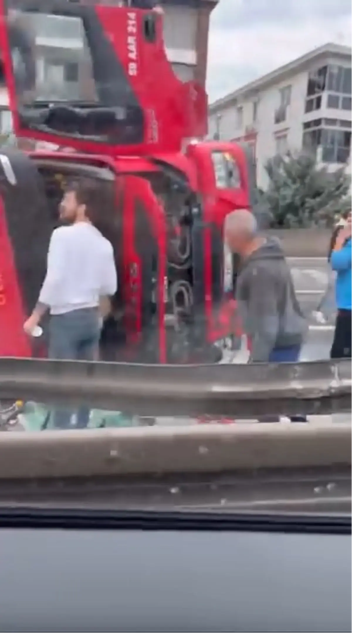 buyukcekmecede tir devrildi yol kapandi AqhZ8wsA.jpg