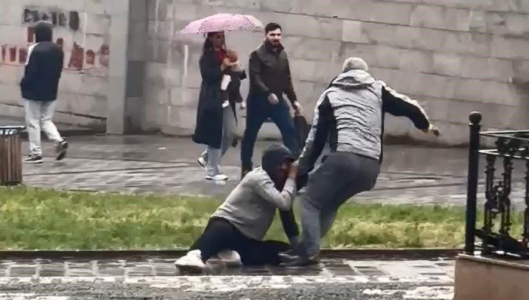 gaziosmanpasada sokak ortasinda kavga kaldirim tasiyla dovdu pbEDUPaA.jpg