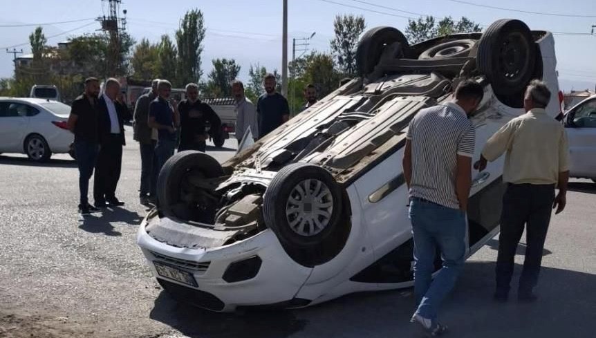 igdirda kaza araclardan biri ters dondu iki kisi yaralandi KbZL3OOf
