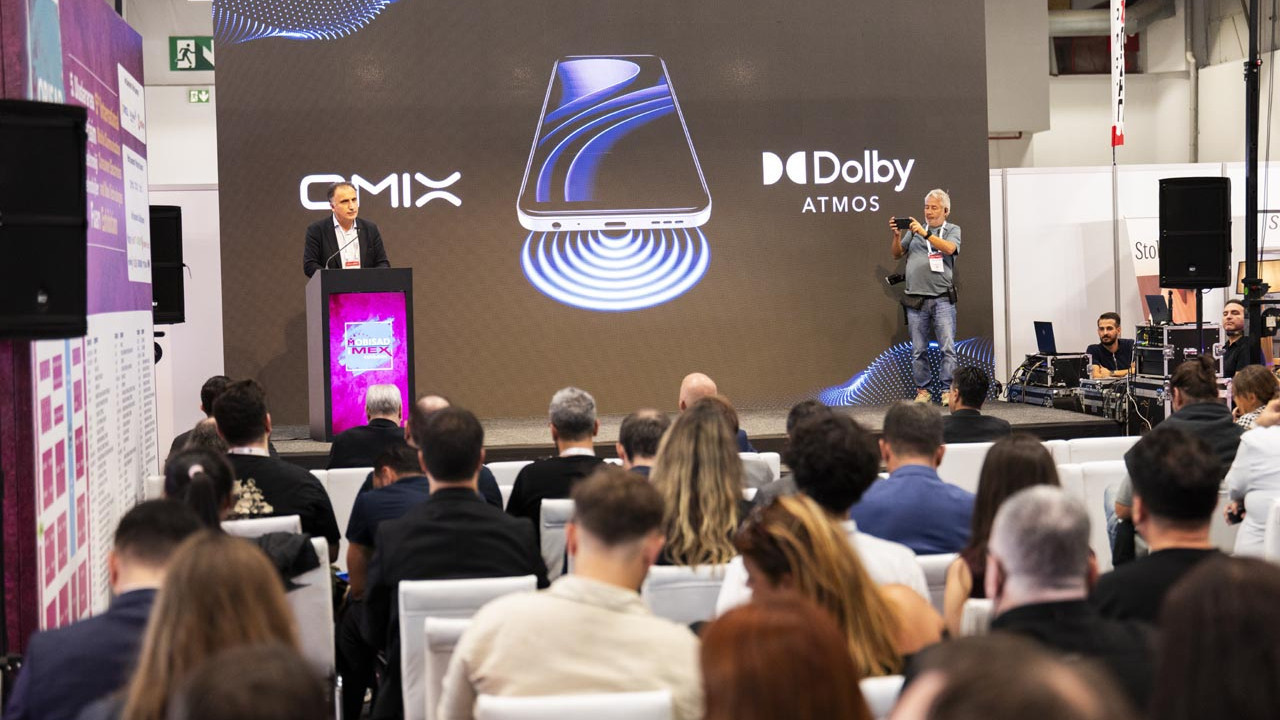 mistacoglu holding mobisad imex fuarinda oppo ve omixin yeni akilli cihazlarini tanitti ENV258Ym.jpg