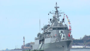 besiktas-aciklarinda-savas-gemisi-kapilarini-cocuklar-icin-acti-5rOBP9Ns