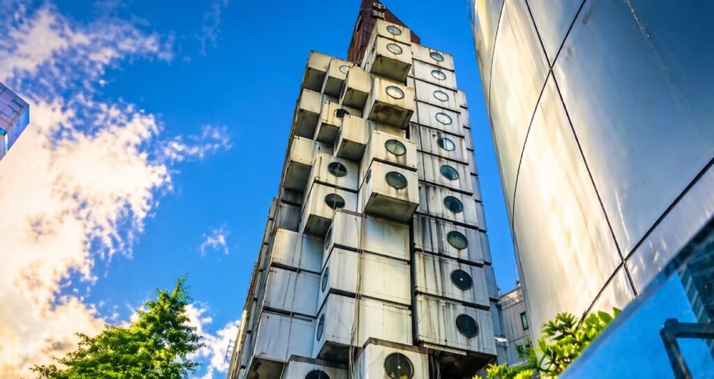 yuzlerce-kapsulu-ust-uste-koyup-bina-yaptilar-ktVzauf2