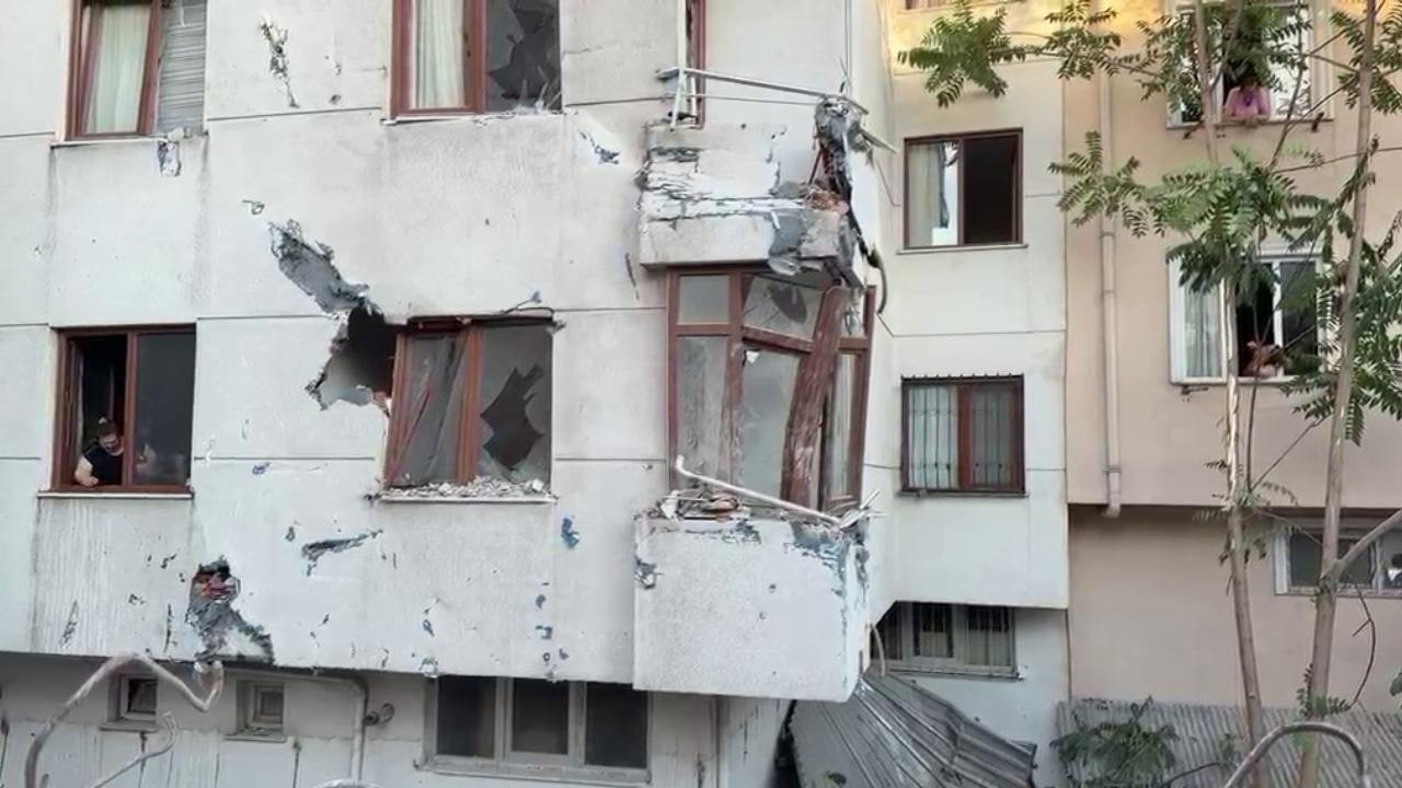 Kentsel donusumde korku dolu anlar yikilan bina yan apartmanin uzerine devrildi I6DSTuSz